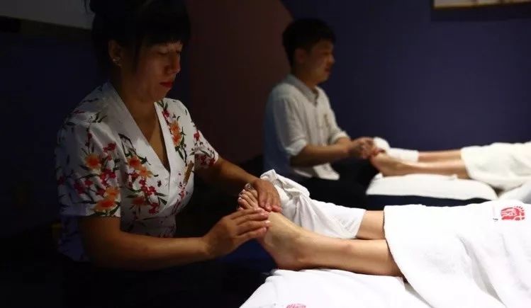 大连这家店做足疗还能看电影,是时候来一次全身心的放松了