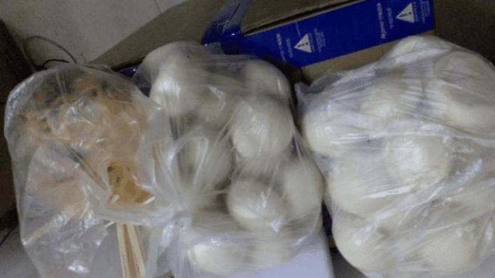 三个小伙合伙租房建LOL游戏代练室，月入四千吃馒头最终倒闭解散