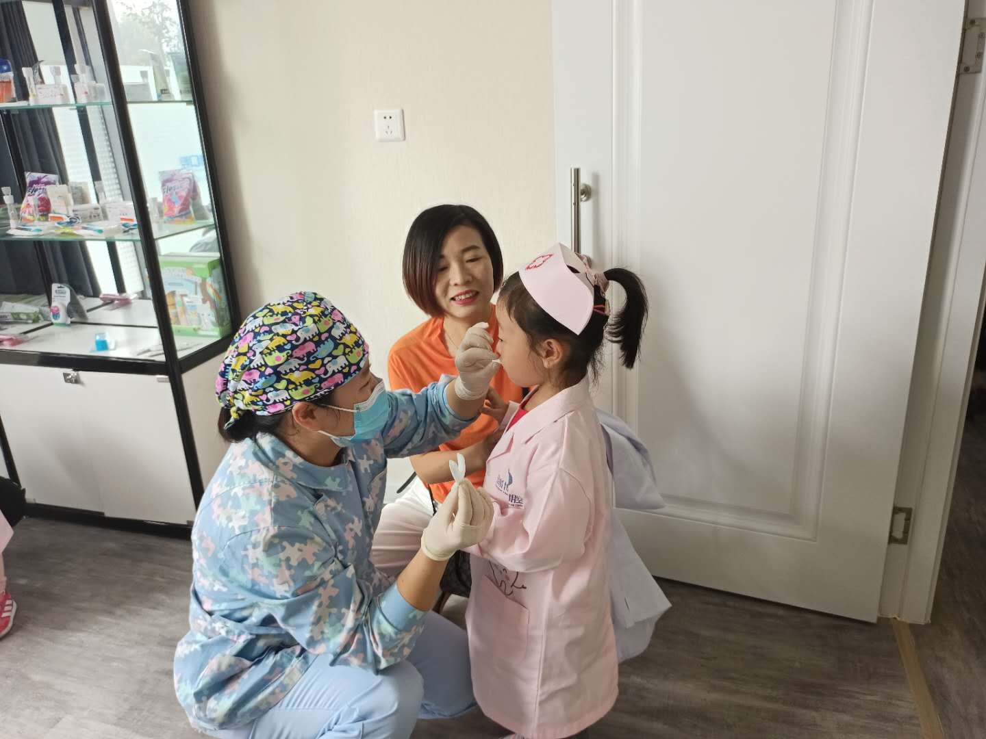 怎样给孩子讲牙齿护理知识,小牙医护齿视频