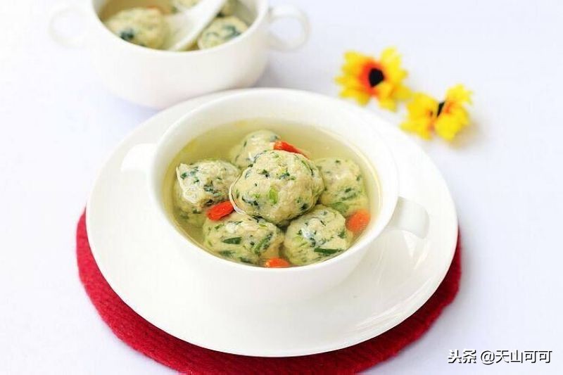 肉丸子汤的做法鲜嫩爽滑劲道十足,鲜嫩劲道的肉丸子做法