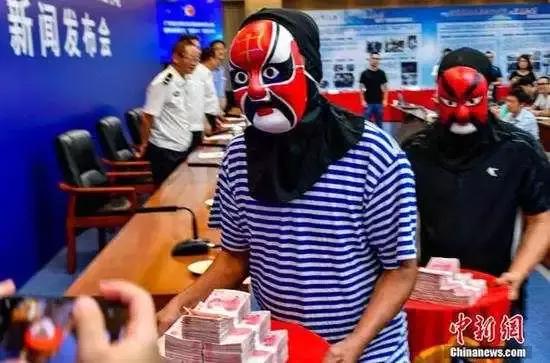 居然有这种地方！村官自称“万岁”逼人磕头