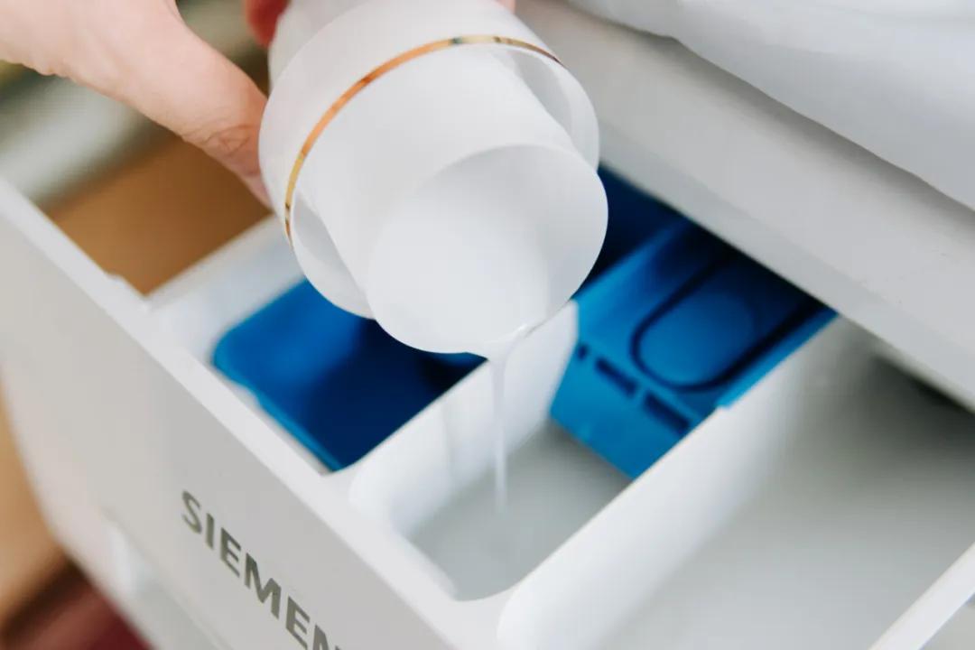 T恤穿腻了?想要时髦又遮肉,春夏白衬衫应该这么洗和这样穿