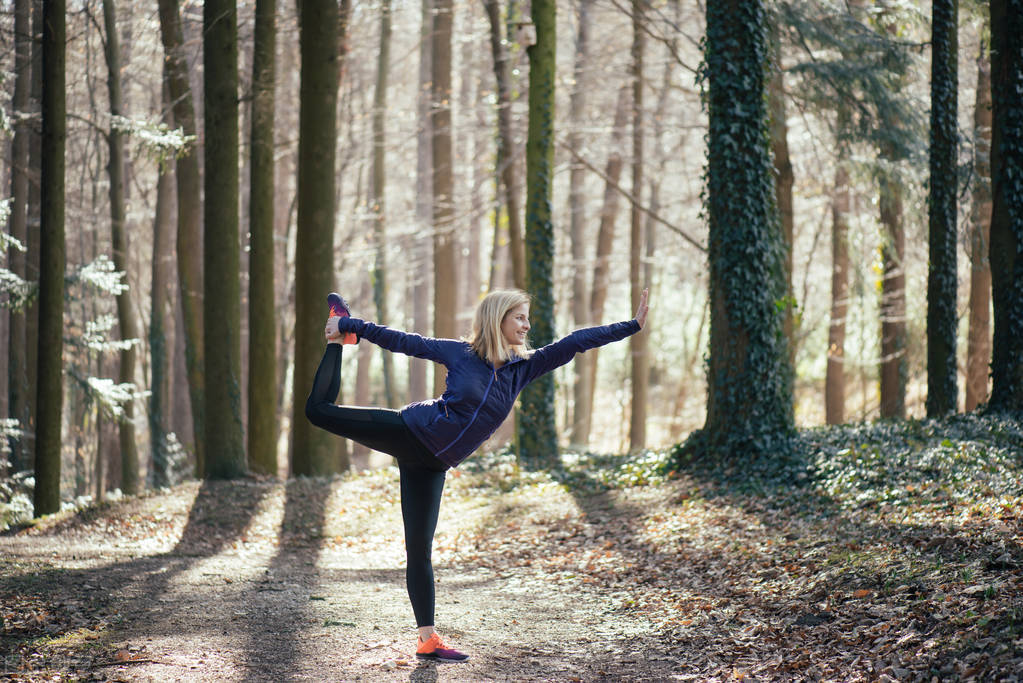 7个拉伸动作疏通经络，矫正弯腰驼背，塑造挺拔身姿