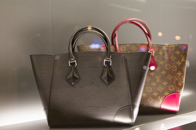 结婚后，男人挣的钱是用来养家养老婆孩子的，女人挣的钱是买包的