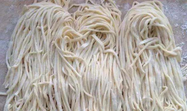 做手擀面和面放鸡蛋吗,做手擀面和面时放碱好吗