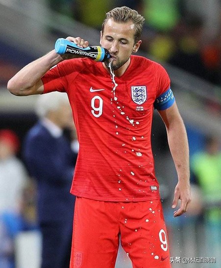 为什么运动员喝了水要吐掉,运动员为什么喝一口饮料就吐掉