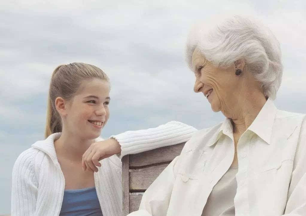 老人帮带娃就得事事迁就吗,老人帮带孩子有多难