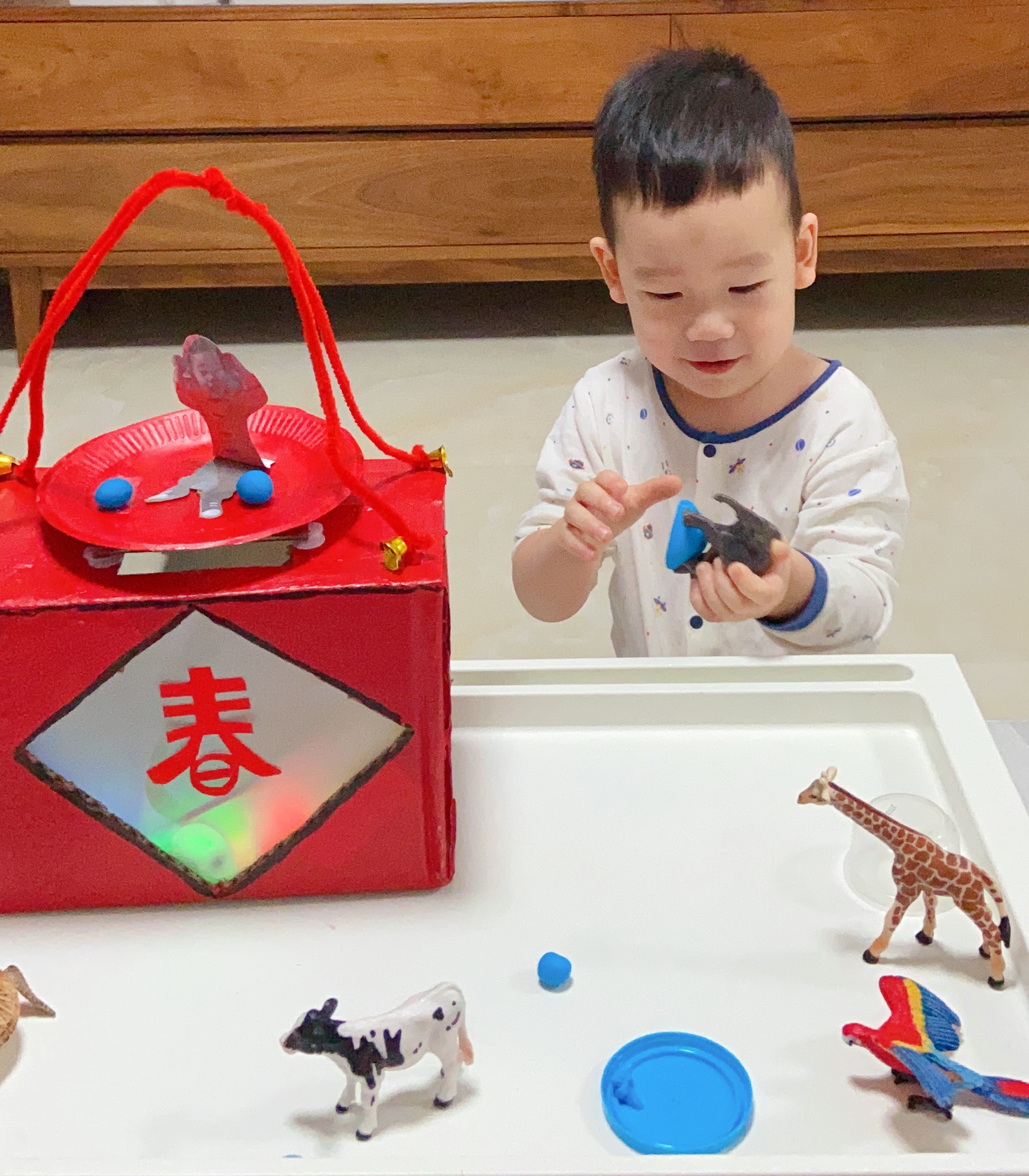 废纸箱可以做什么玩具,不用的废纸箱如何给孩子做玩具