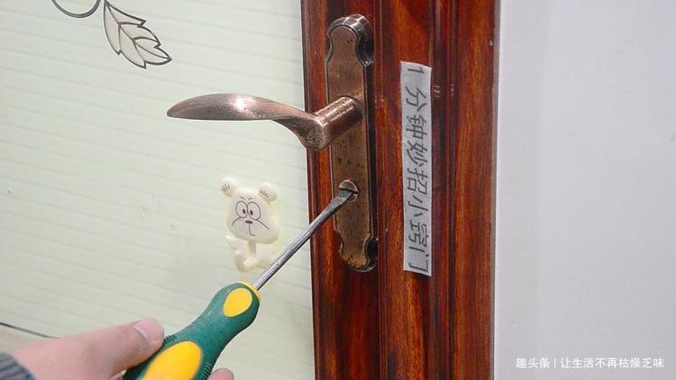 室内门被反锁怎么开锁最简单,门被反锁了从外面还没有钥匙孔