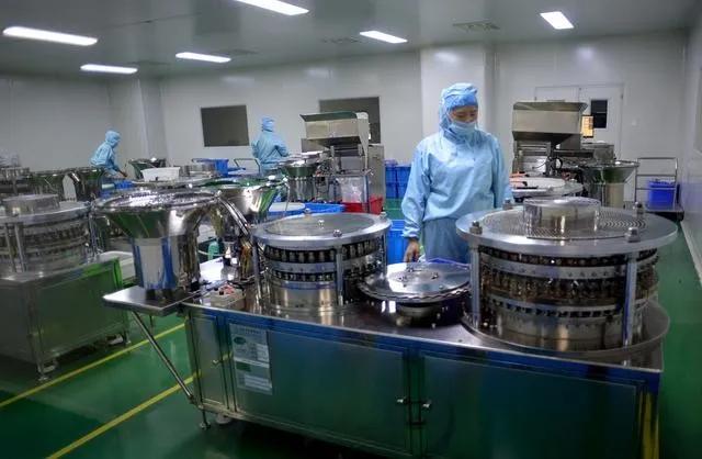 白衣女侠、妙笔警花、环卫女工……她们立足岗位各尽其能战疫显身手