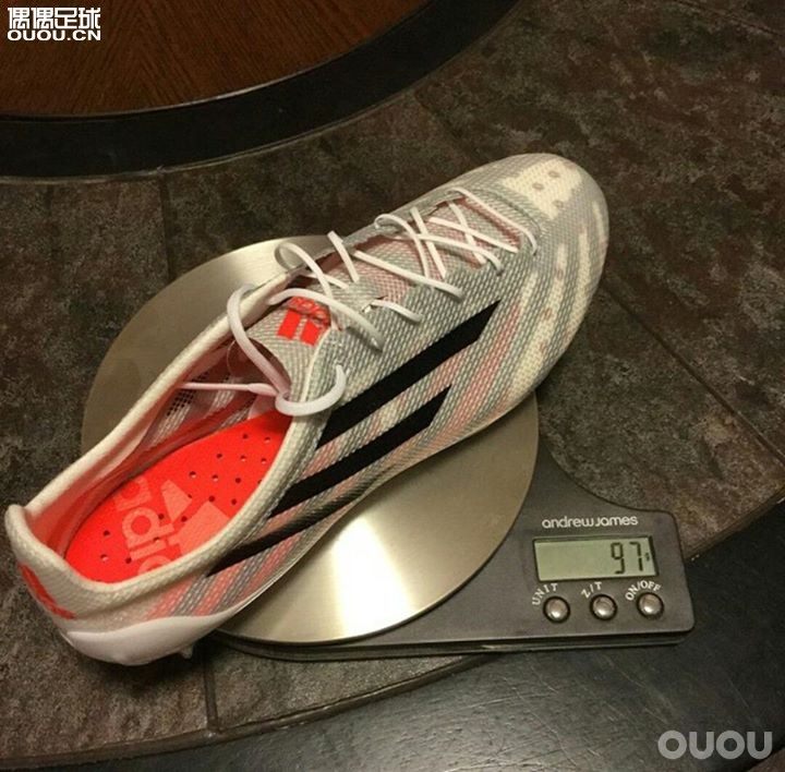 怎样选择适合自己的足球鞋,如何选择适合脚型的足球鞋