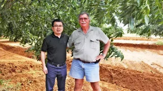 悬崖边的自嗨哥：“新农哥”余中武嘎嘣干掉美国货