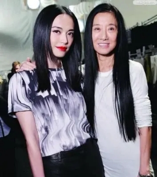 70岁王微微不老女神,穿一字肩上衣配喇叭裤,气场全开