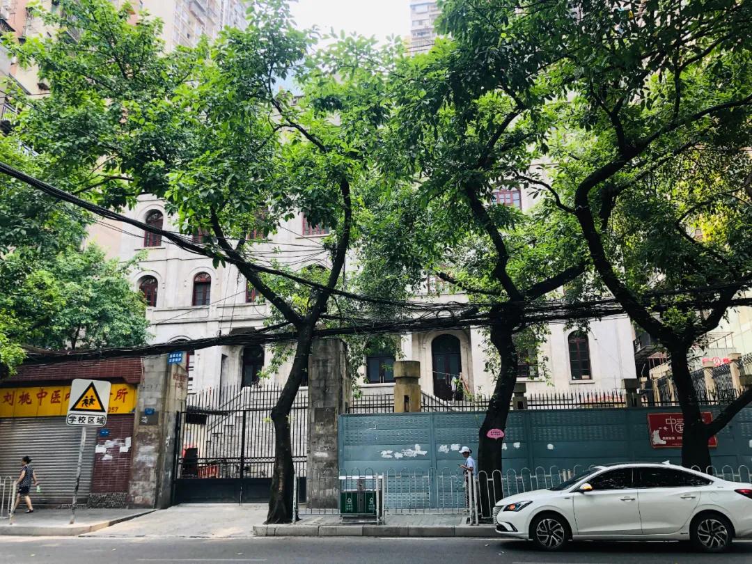 重庆这个24层没有电梯的高楼！直逼40℃的天气仍然有人前来打卡