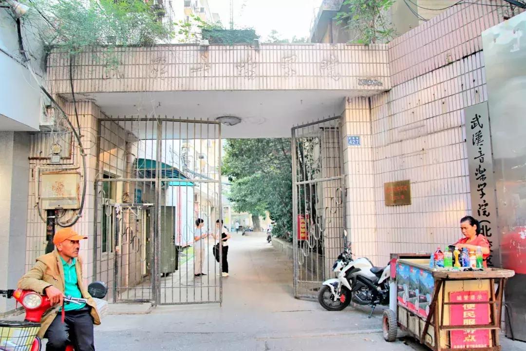 武昌这所低调的大学坐拥一线江景，教学楼窗外就是黄鹤楼