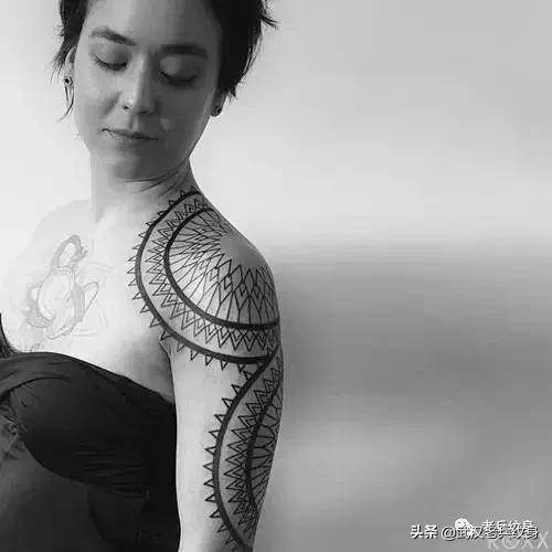 黑臂风格纹身,让人惊叹的纹身