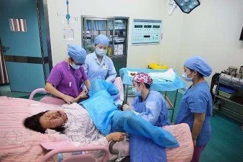 胎儿8斤医生让剖腹产,胎儿8斤半顺产有危险吗