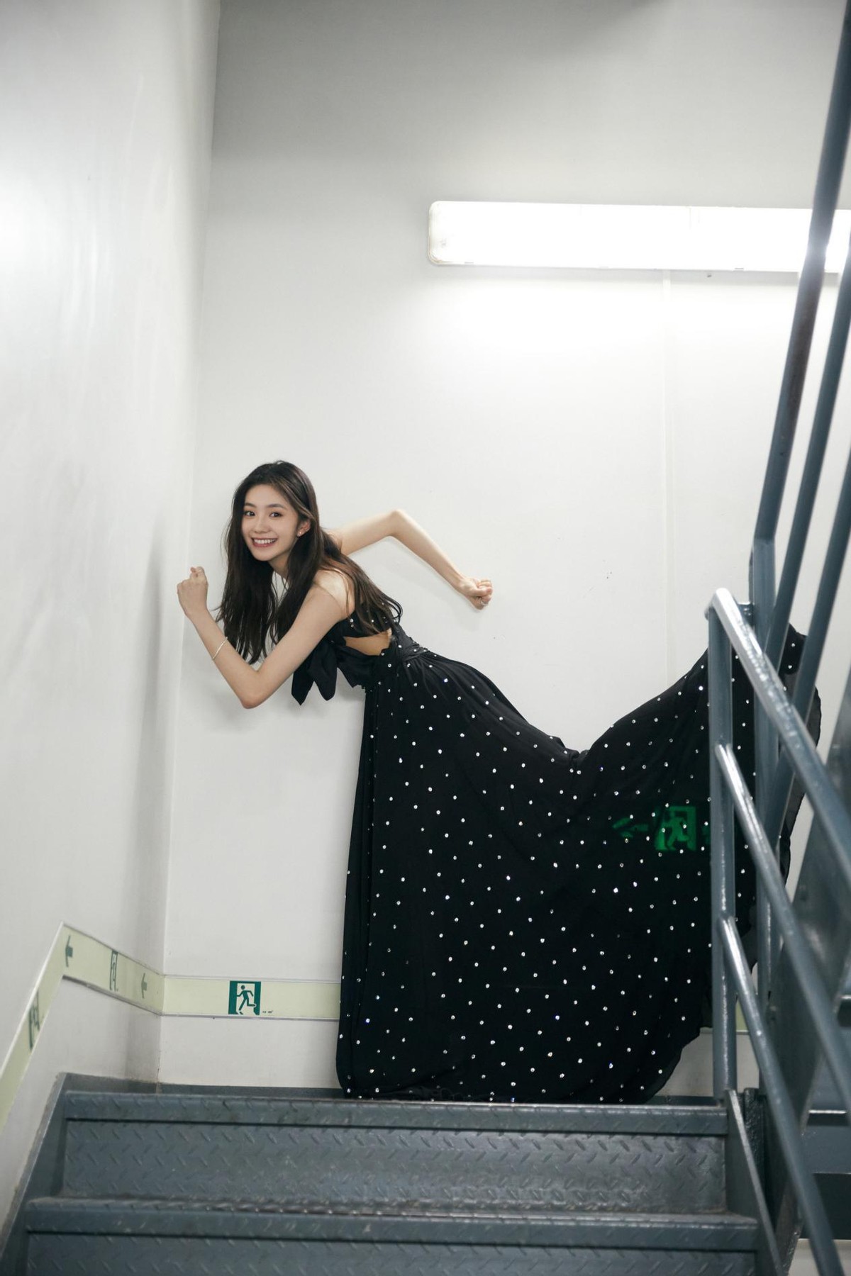 刘浩存红毯秀腿,刘浩存黑西装短裤造型