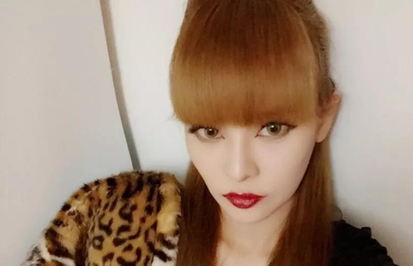 卖假包骗闺蜜！被虚荣心毁掉的女星丁小芹，从康熙女神沦为罪犯