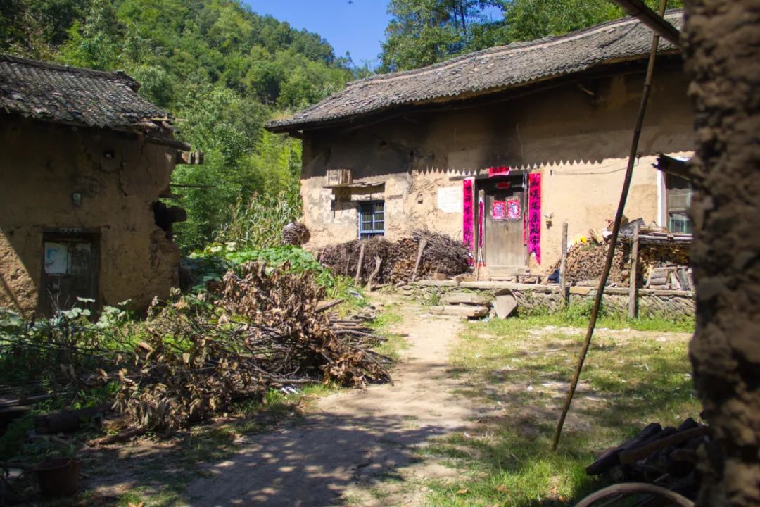 秦岭山中出现一茅屋，主人不在家，只见门口板凳上放着一个铜烟锅