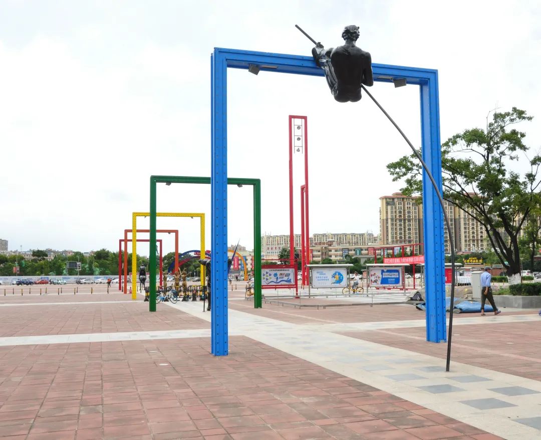 生命运动的颂歌──新亚洲体育城体育艺术广场系列雕像欣赏