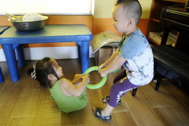 2岁多孩子喜欢抢别人东西,2岁孩子爱抢别人玩具怎么办