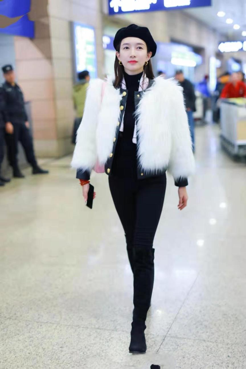 江疏影机场同款粉色套装,江疏影粉色机场外套同款