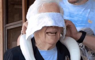 93岁奶奶恶搞27岁孙子,一夜爆红!1300万网友围观:奶奶太坑了