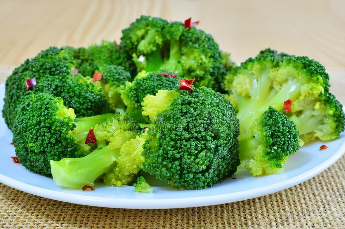 炒西兰花要焯水还是直接炒,炒西兰花焯水或直接下锅炒就错了