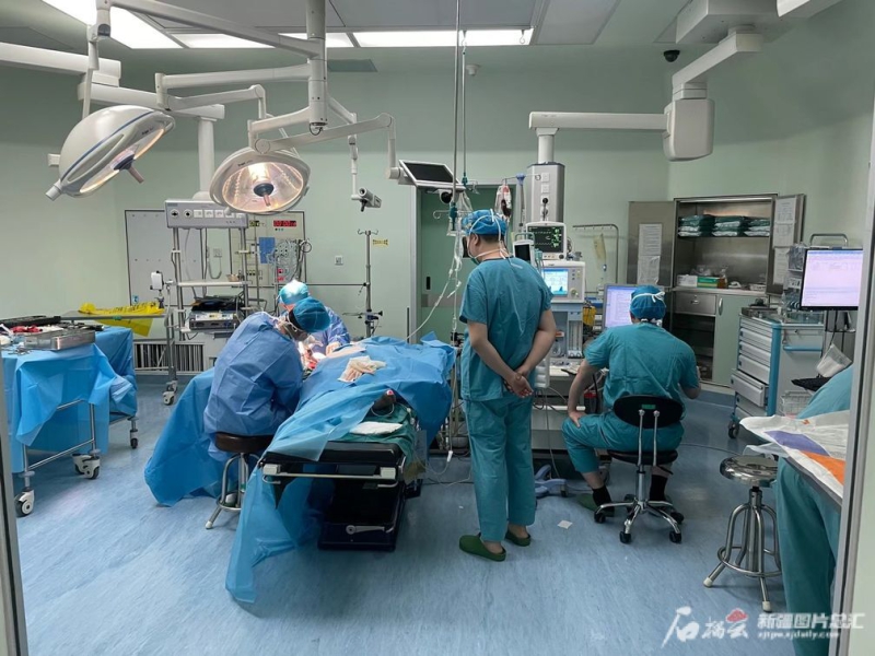 1400公里7小时救助断臂男孩,1400公里陆空接力和田断臂男孩