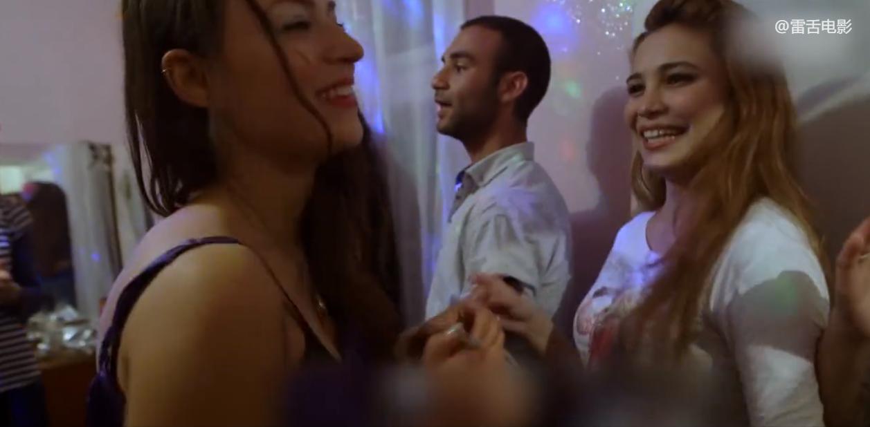 东欧小国奇葩风俗：女孩精心打扮任人挑选，7万块就能娶回家