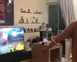 梅西输球球迷怒砸电视,梅西输球男子怒砸电视