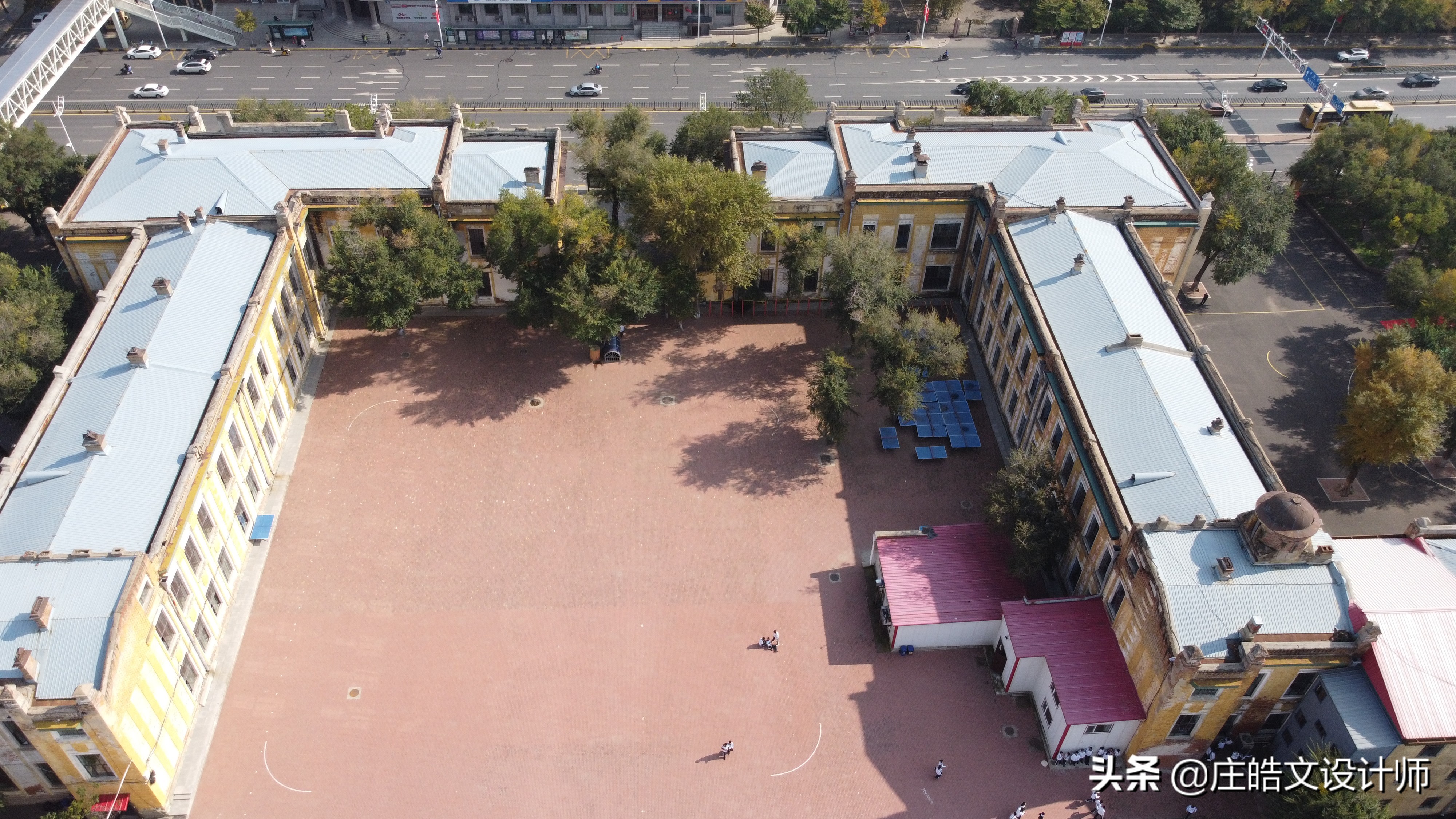 西大直街53号工大附中所在的百年建筑，曾经是哈尔滨第一所大学