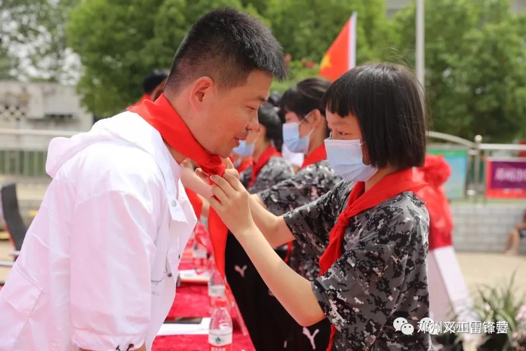 爱心志愿者为农家书屋赠送书,邓州爱心人士捐款