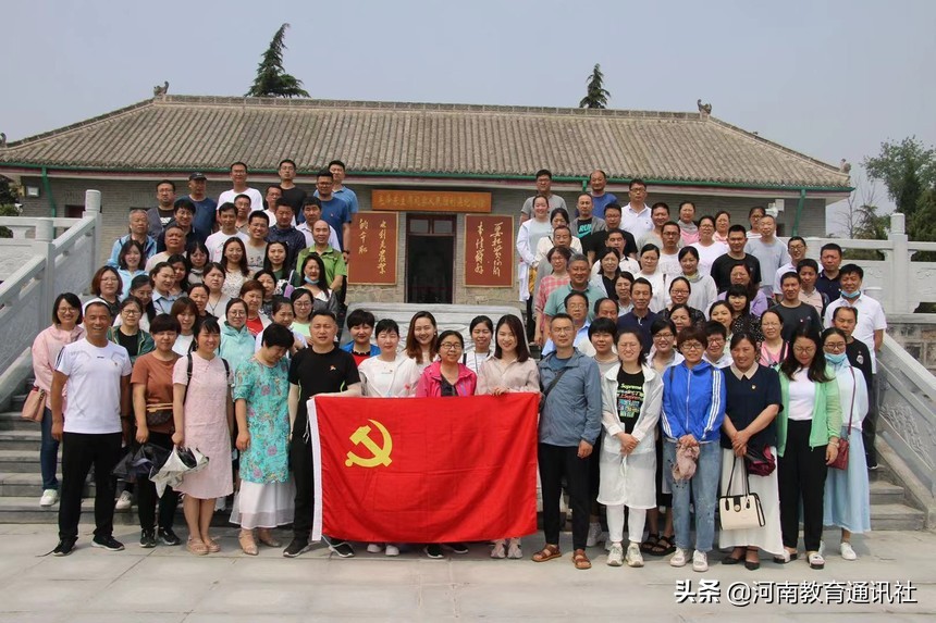 焦作四中组织*党**员教师到武陟县嘉应观、人民胜利渠开展*党**日活动