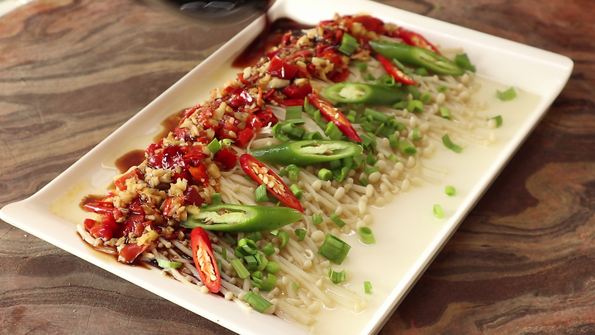 金针菇简单好吃的做菜方法,正宗脆爽香椒金针菇的做法