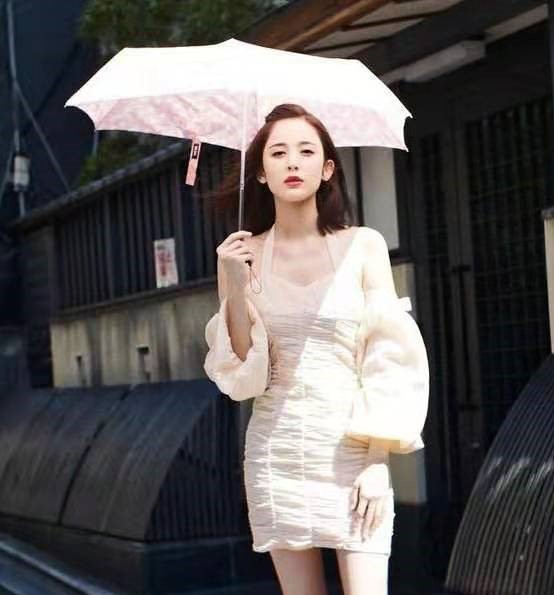 古力娜扎一袭露肩白裙秀眸明亮,古力娜扎穿吊肩抹胸裙