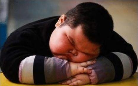 小男孩暴饮暴食变成300斤的大胖子,男童6岁就开始长胖了怎么处理