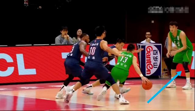 郭艾伦被裁判抱怨,赵睿对郭艾伦的抢断