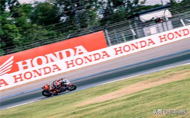 王一博赛车场上看到偶像爬上栏杆,王一博摩托本田