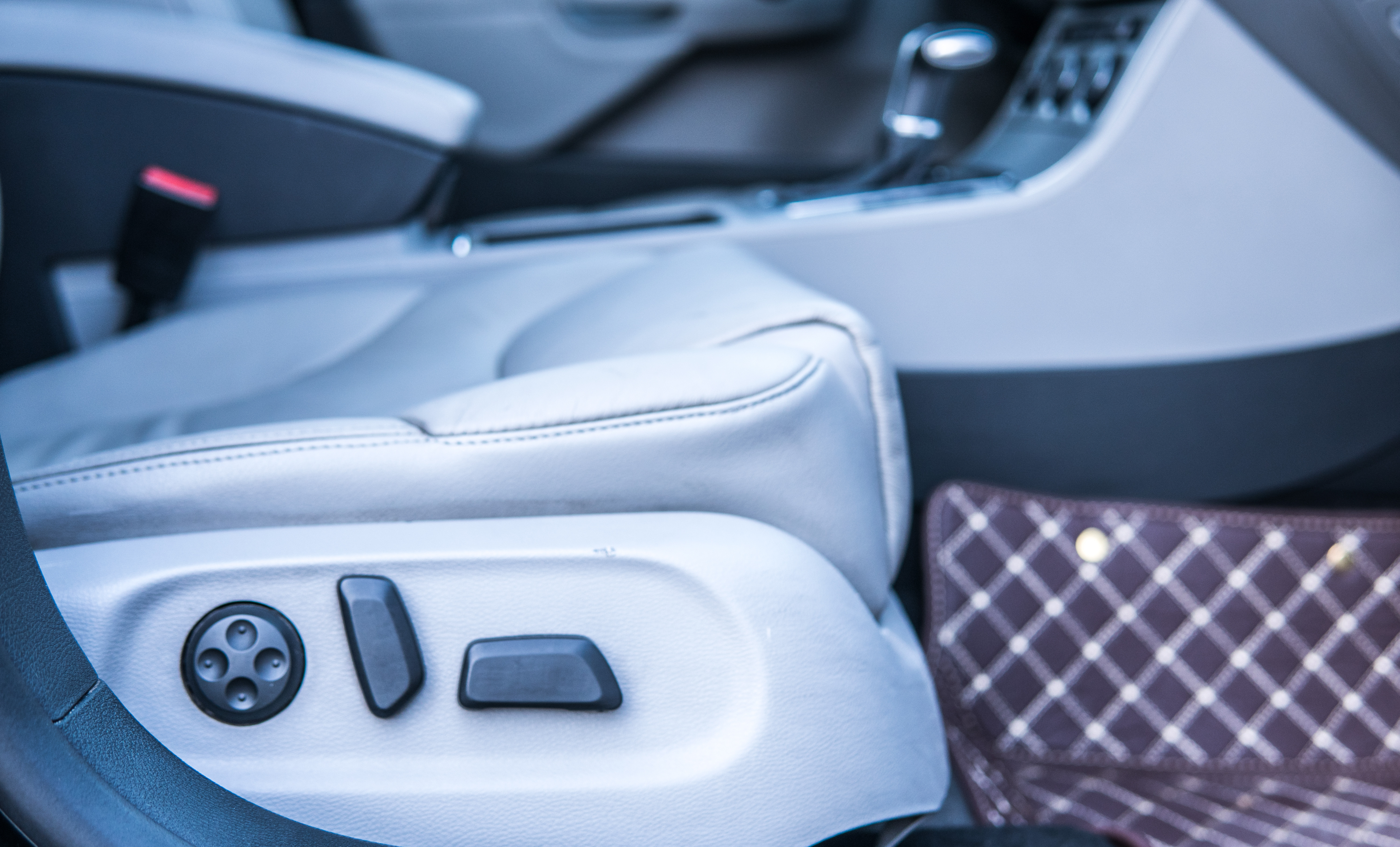 开着曾经的最美大众探寻废弃城堡，如今B6迈腾还值得购买吗？