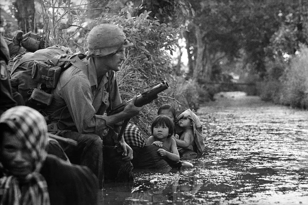 为消灭一名越南*击狙**手，美军动用整个炮兵团狂轰滥炸了一整晚