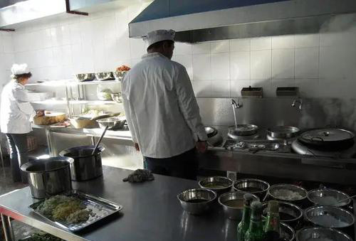 宜昌农村小伙返乡养殖黑鸡,回乡养本地黑鸡的90后小伙