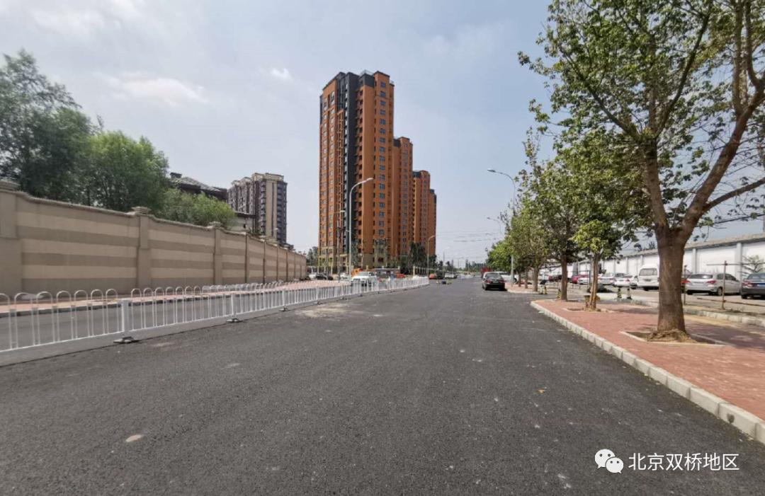 经过高档别墅区特别规划两处停车场白鹿司北街整治工程接近尾声