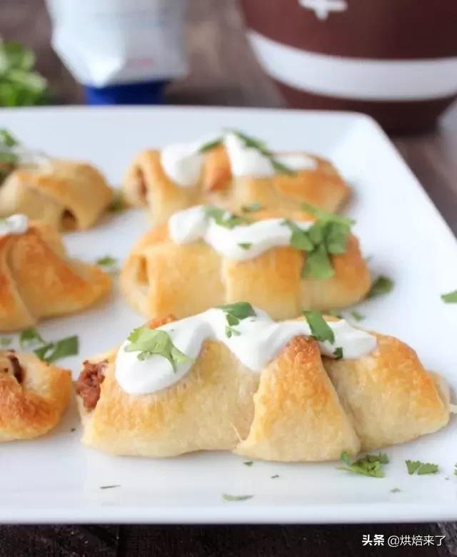 怎么吃都不重样的牛角包，一口咬下去，外酥内软，软绵不失嚼劲