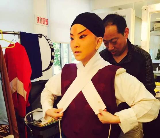 一个只争第一的姑娘，在台上扮男人却成了“头牌”