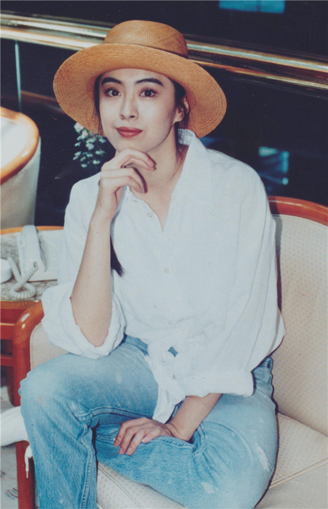 早春针织衫要这样穿真的很美,最近流行一种薄春衫衬肤白显年轻