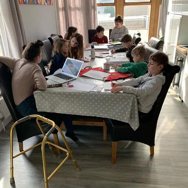 结婚30年生22娃，网友群嘲太窒息了，结果他们的生活却啪啪打脸