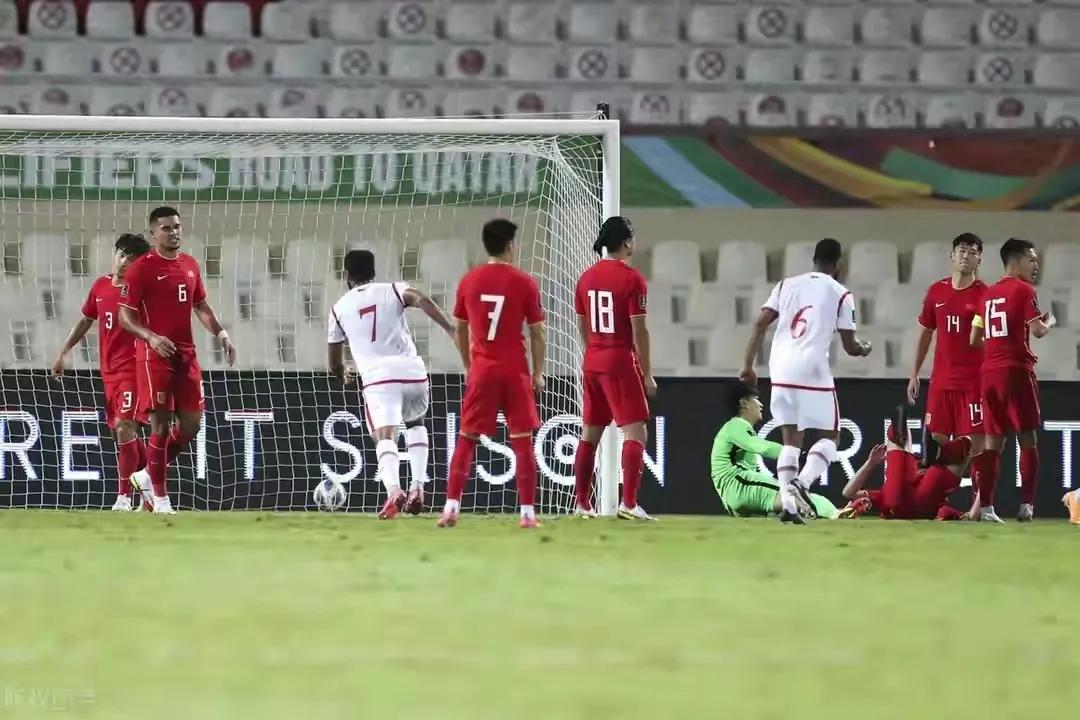 国足vs阿曼李铁换人失误吗,世预赛12强赛国足李铁换人