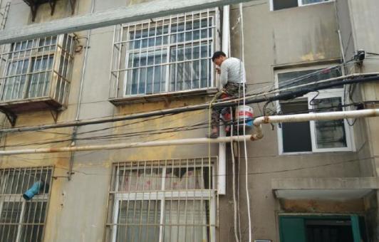 楼上私自把阳台改成卫生间怎么办,楼下把阳台存水弯改了违法吗